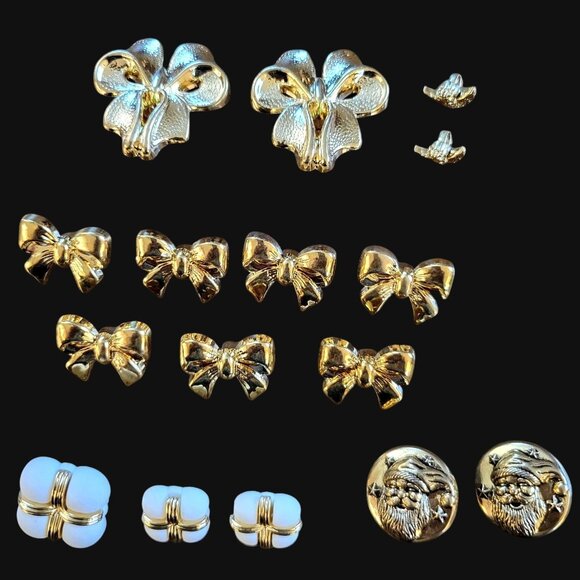 Christmas Themed Plastic Decorative Shank Buttons Mixed Lot of 16 - Picture 1 of 8